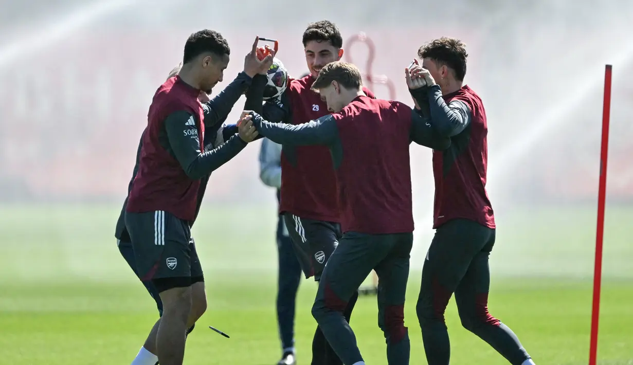 Mereka saling memegang ujung pulpen satu sama lain dan berjalan dengan menggiring bola di dalam lingkaran sambil mengoper. (AFP/Glyn Kirk)