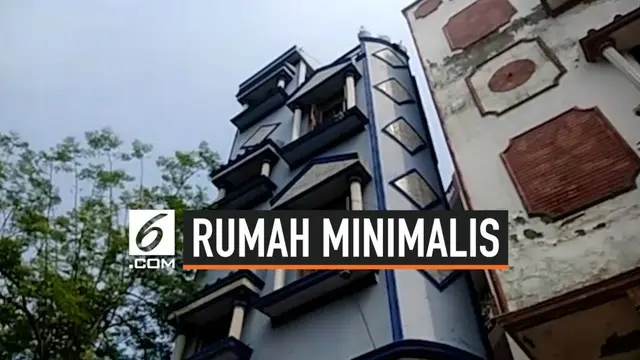 Sebuah keluarga menempati rumah 2 lantai yang dibangun di atas tanah seluas 5 meter persegi di India. Rumah itu didesain oleh seorang pekerja bangunan yang kini telah meninggalkan kota tersebut.