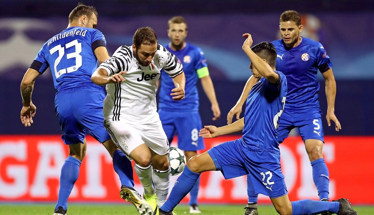 Striker Juventus, Gonzalo Higuain, mencoba melewati hadangan pemain Dinamo Zagreb dalam laga kedua Grup H Liga Champions di Stadion Maksimir, Rabu (28/9/2016) dini hari WIB. (AFP)