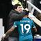 Manajer Bournemouth, Andoni Iraola, memberikan selamat kepada Justin Kluivert berkat performa impresif anak Patrick Kluivert itu saat melawan Newcastle United dalam lanjutan Liga Inggris 2024/2025, Sabtu (18/1/2025). (Oli SCARFF / AFP)