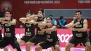 Timnas Basket Selandia Baru melakukan tarian tradisional Haka sebelum laga perebutan juara ketiga FIBA Asia Cup 2022 melawan Timnas Basket Yordania di Istora Senayan, Jakarta, Minggu (24/07/2022). (Bola.com/Bagaskara Lazuardi)