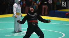 Pesilat Indonesia Pipiet Kamelia berselebrasi usai mengalahkan Thi Cam Nhi Nguyen dari Vietnam pada final nomor 60-65 kg putri pencak silat Asian Games 2018 di Padepokan Pencak Silat TMII, Jakarta, Rabu (29/8). (Merdeka.com/Imam Buhori)