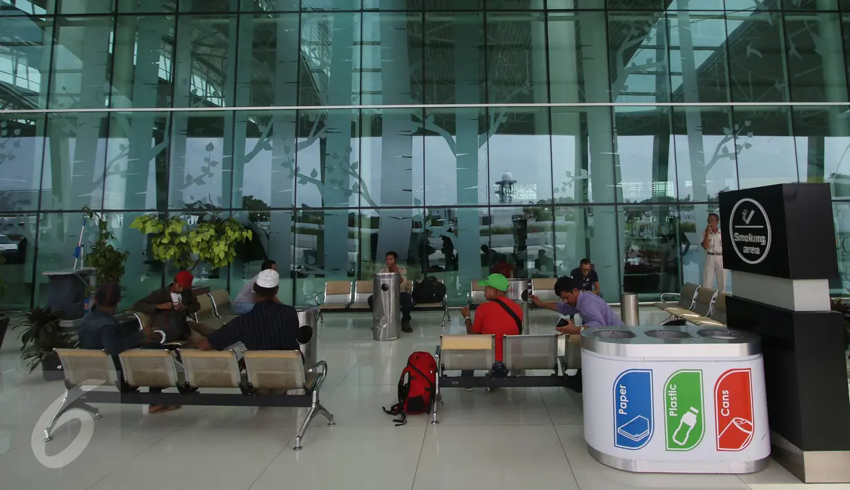 Aktivitas penumpang di Bandara Internasional Sultan Aji Muhammad Sulaiman (SAMS) Sepinggan Balikpapan, Kaltim, Selasa (27/10). Berdasarkan survei ASQ, bandara SAMS berhasil masuk peringkat 16 bandara terbaik sedunia. (Liputan6.com/Immanuel Antonius)
