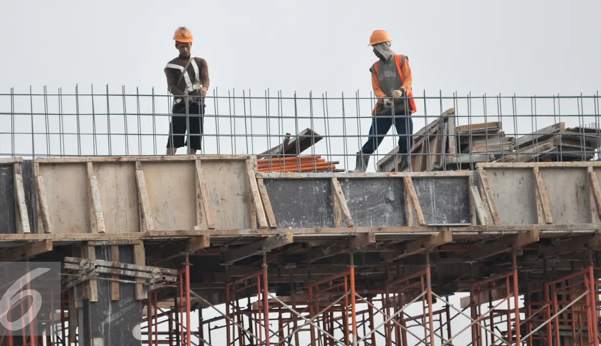 Pekerja melakukan pembangunan Blok III Pasar Senen di Jakarta, Kamis (20/10). Pembangunan yang dikerjakan oleh PT Jaya Konstruksi tersebut rencananya akan rampung pada tahun 2017. (Liputan6.com/Yoppy Renato)