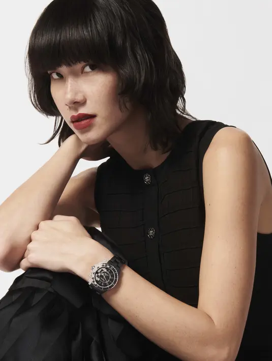 J12 HYPER CYBERNETIC memiliki motif berpiksel dalam berlian yang kontras dengan warna hitam bezel dan dial. [Foto: Dok. Chanel]