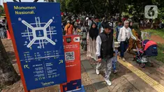 Warga saat berwisata ke Monumen Nasional (Monas), Jakarta, Minggu (14/4/2024). (Liputan6.com/Angga Yuniar)