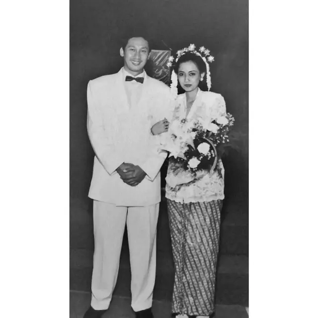 13 Potret Jadul Pernikahan Orang Tua Artis Ini Curi Perhatian - Hot