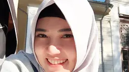 Pelantun lagu Meraih Bintang memang kerap tampil berhijab. Gayanya dengan hijab selalu berhasil membuat fansnya terkesima. Terlebih saat memakai hijab putih, aura kecantikan Via Vallen terlihat lebih terpancarkan. (Liputan6.com/IG/@viavallen)