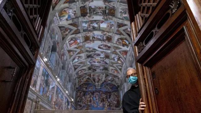 Padre Bruno Silvestrini menutup pintu Kapel Sistine di Vatikan, Roma, pada 28 Juni 2021. (AP/Andrew Harnik)