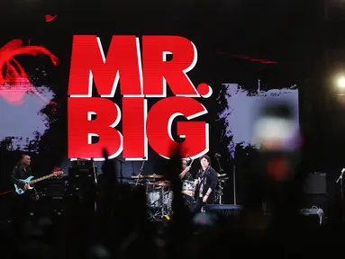 Grup musik rock asal Amerika Serikat, Mr. Big saat tampil pada hari pertama The 90's Festival 2023 di Gambir Expo Kemayoran, Jakarta Utara, Sabtu (12/8/2023). (Liputan6.com/Johan Tallo)