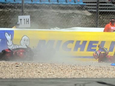 Pembalap Ducati, Jack Miller mengalami selip ban dan terjatuh pada lap 19 dalam MotoGP Portugal di Sirkuit Algarve, Portimao, Minggu (24/4/2022). (AFP/Patricia De Melo Moreira)