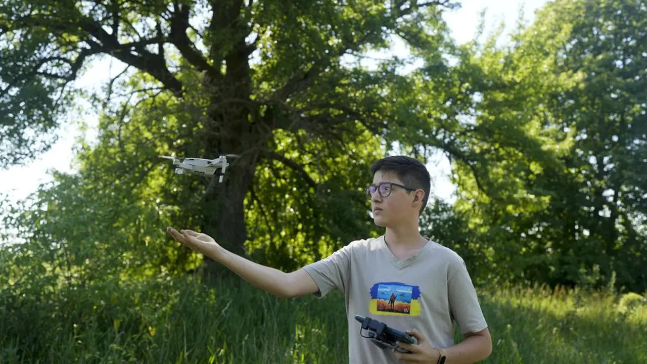 Andriy Pokrasa (15) dipuji pemerintah Ukraina karena membantu memantau gerak-gerik Rusia.