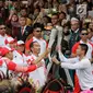 Presiden Joko Widodo saat menyalakan api obor Asian Games 2018 sebelum upacara penurunan Bendera Merah Putih di Istana Negara Jakarta, Jumat (17/8). (Liputan6.com/Pool/Eko)