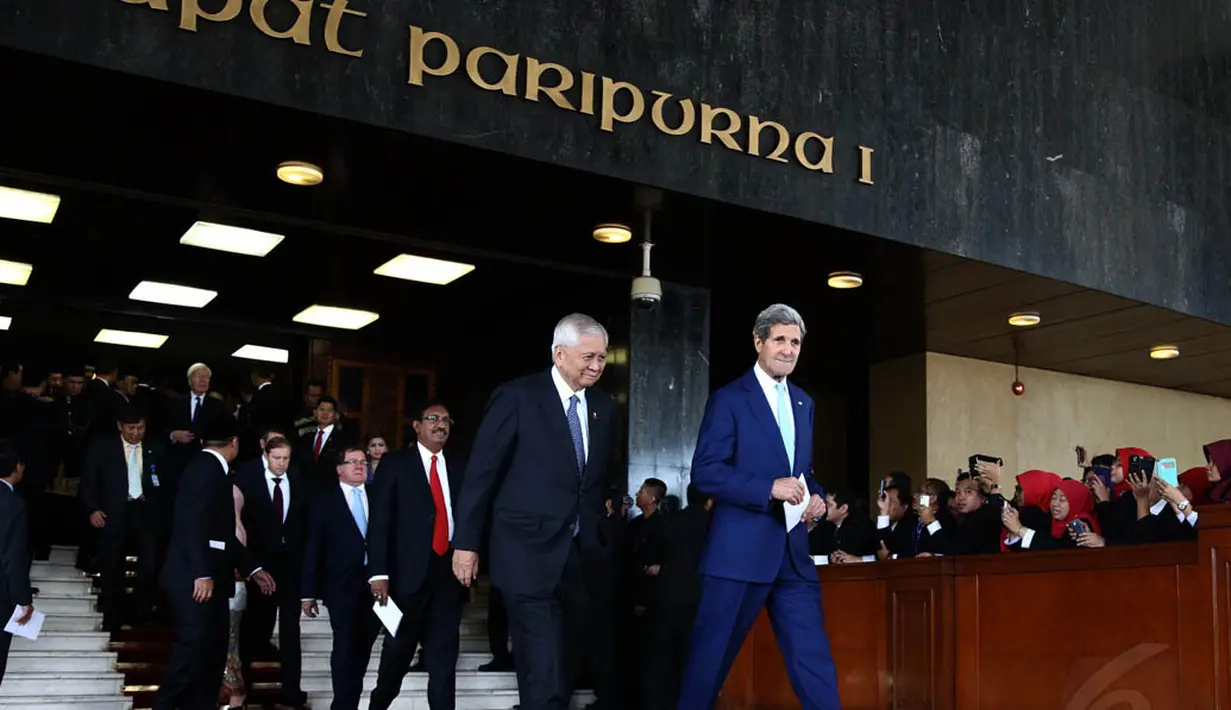 Menteri Luar Negeri Amerika Serikat John Kerry (dua kiri) turut hadir dalam pelantikan dan pengambilan sumpah Presiden Joko Widodo dan Wakil Presiden Jusuf Kalla, Jakarta, (20/10/14). (Liputan6.com/Andrian M Tunay)  