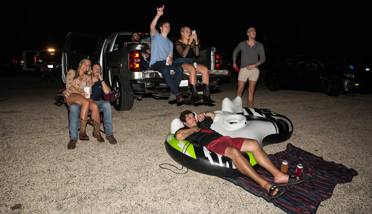 Orang-orang menonton film "Encore Drive-In Nights Presents Blake Shelton," di Stars & Stripes Drive-In Theatre, Texas pada 25 Juli 2020. Konser yang menampilkan Blake Shelton bersama Gwen Stefani ini ditayangkan di bioskop drive-in seluruh Amerika Utara. (Mikala Compton/Herald-Zeitung via AP)