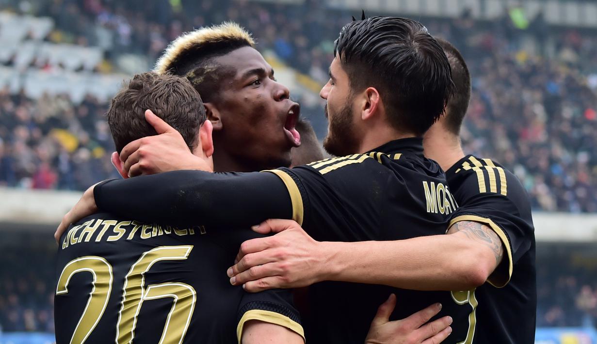 Paul Pogba disambut rekan-rekannya setelah mencetak gol keempat Juventus ke gawang Chievo dalam lanjutan Serie A Italia di Stadion Marc'Antonio Bentegodi, Minggu (31/1/2016). (AFP/Giuseppe Cacace)