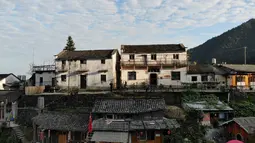Foto dari udara yang diabadikan pada 5 November 2020 ini menunjukkan pemandangan Desa Mulihong di wilayah Xiuning, Provinsi Anhui, China timur. Terletak di perbukitan yang menghadap tebing di tiga sisinya, desa itu dikenal sebagai "desa di atas awan". (Xinhua/Huang Bohan)