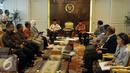 Suasana pertemuan anatara Pimpinan Komisi Yudisial (KY) Aidul Fitriciada Azhari dengan Ketua DPR Ade Komarudin (kanan) di Kompleks DPR membahas usulan Lima CHA dan dua Calon Hakim Ad Hoc Tipikor, Senayan, Jakarta, Kamis (30/6). (Liputan6.com/Johan Tallo)