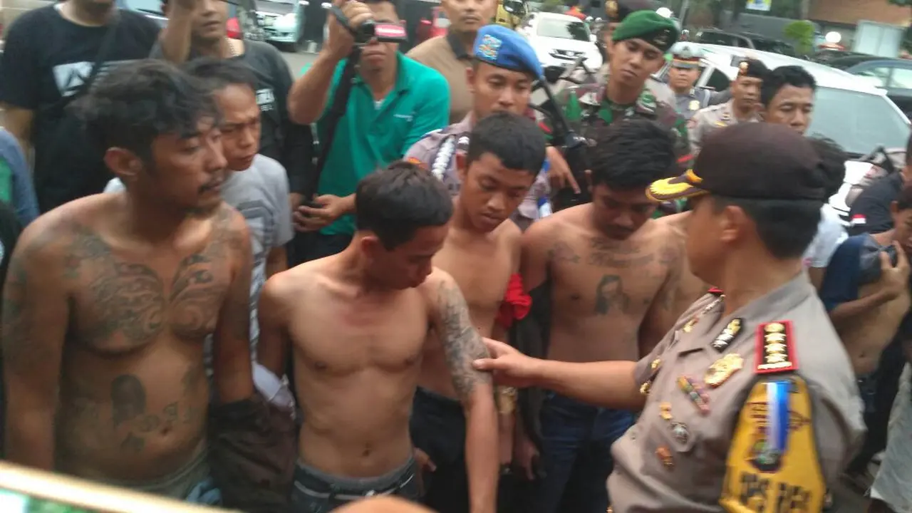 Bentrok ojek online dan supir angkot di Tangerang