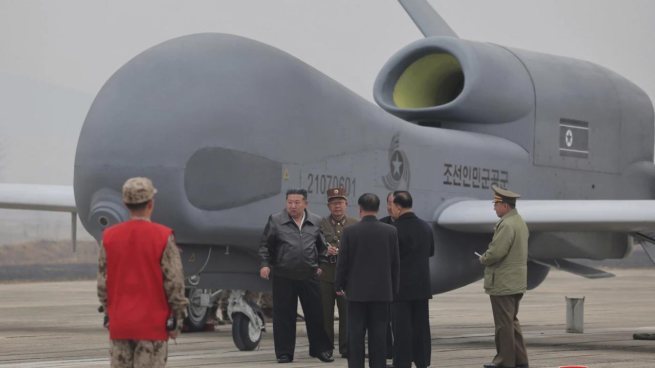 Kim Jong Un di lokasi rahasia di Korea Utara bersama drone reconnaissance pada Kamis (27/3/2025). (KCNA Via AP)