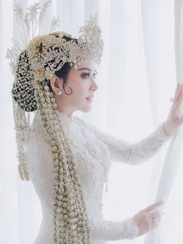 Potret cantik seleb gunakan busana adat sunda di hari pernikahannya