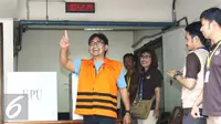 Andi Zulkarnaen Malarangeng (Choel) menununjukan jarinya usai menyoblos di TPS 19 Kelurahan Karet (khusus), di Gedung KPK, Jakarta, Rabu (15/2). Mengenakan rompi oranye, mereka tampak bersemangat menyalurkan hak pilihnya. (Liputan6.com/Helmi Affandi)