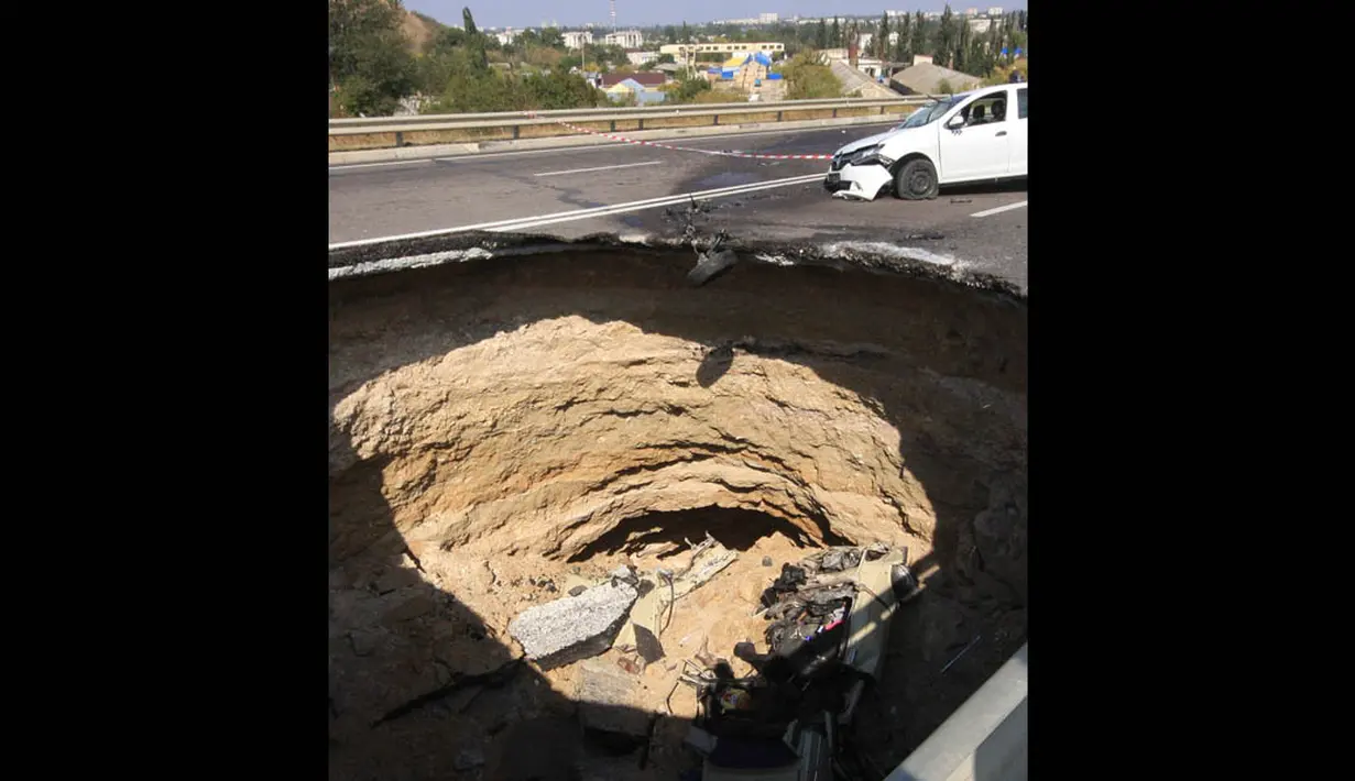 Penampakan lubang sinkhole raksasa yang tiba-tiba muncul di tengah jalan utama dekat Simferopol, ibukota Crimea. (REUTERS/Pavel Rebrov)
