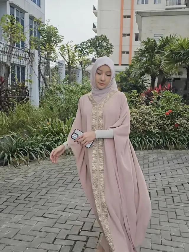 Intip gaya Lucinta Luna kenakan hijab di bulan Ramadan, credit: Instagram (@lucintaluna_manjalita)