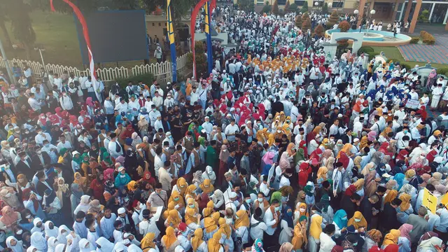 Ribuan orang ikut gerak jalan sehat sarungan, mengelilingi pusat Kota Tangerang, Minggu (25/9/2022).