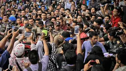 Suasana sebelum eksekusi hukuman cambuk dua terpidana kasus liwath alias gay di Banda Aceh, Indonesia, (23/5). Eksekusi hukuman cambuk ini digelar terbuka di hadapan publik. (AP Photo / Heri Juanda, File)