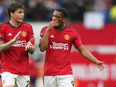 Pemain Manchester United Victor Lindelof (kiri) dan Anthony Martial meninggalkan lapangan setelah pertandingan sepak bola Liga Inggris antara Manchester United melawan Brighton di Stadion Old Trafford, Manchester, Inggris, Sabtu (16/9/2023). Brighton menang 3-1. (AP Photo/Dave Thompson)