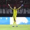 Aksi Emil Audero Mulyadi dalam laga FIFA Matchday antara Timnas Indonesia Vs Timnas Lebanon di Stadion Gelora Bung Tomo, Surabaya, Senin (8/9/2025). (Bola.com/Abdul Aziz)