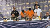 Penyidik Ditreskrimum Polda Metro Jaya bersama Puspomad mengungkap kasus penampungan ratusan kendaraan curian di Gudang Balkir Pusat Zeni TNI AD, Sidoarjo, Jawa Timur. Dua orang ditetapkan tersangka. a(Liputan6.com/Ady Anugrahadi)