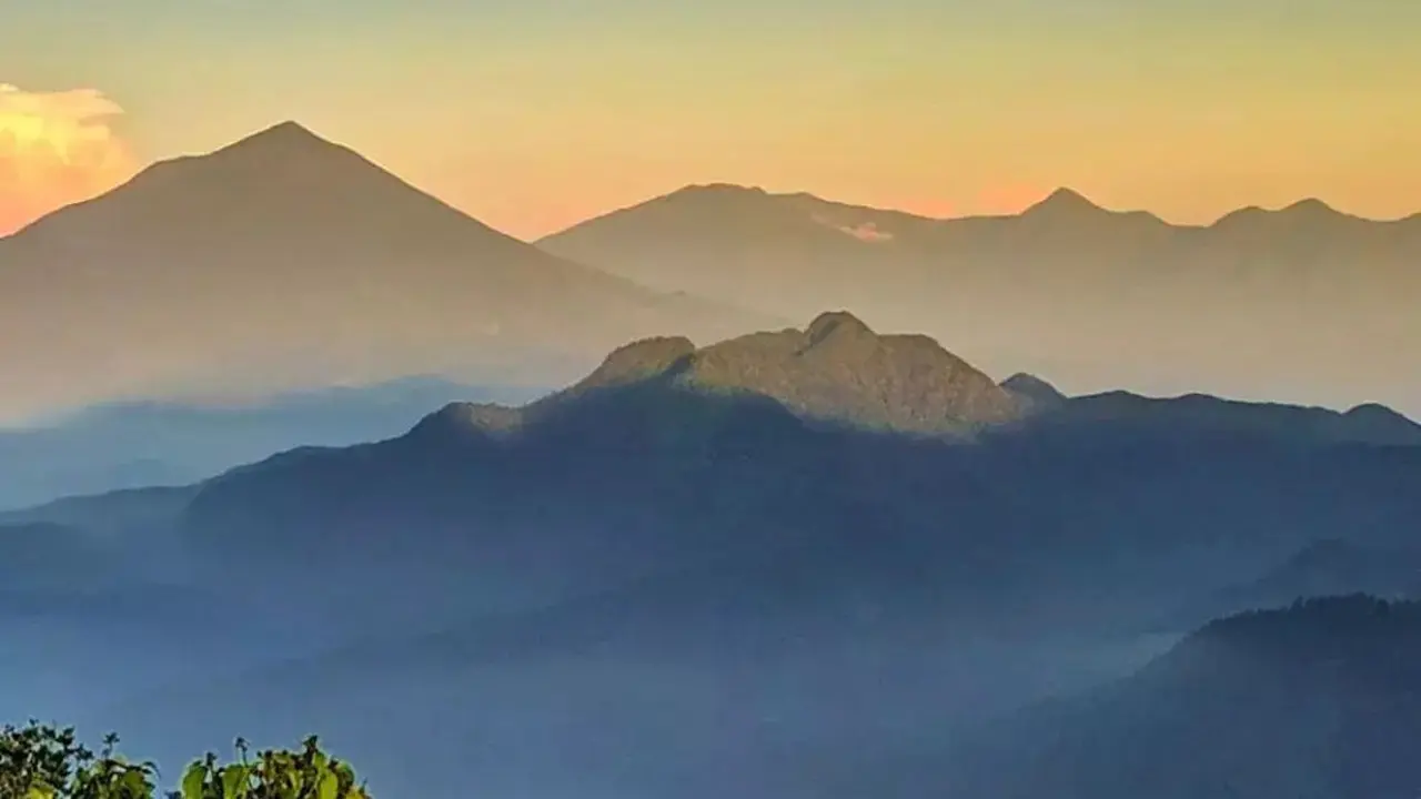 Gunung Karacak yang satu kawasan dengan Gunung Cikuray dan Gunung Papandayan