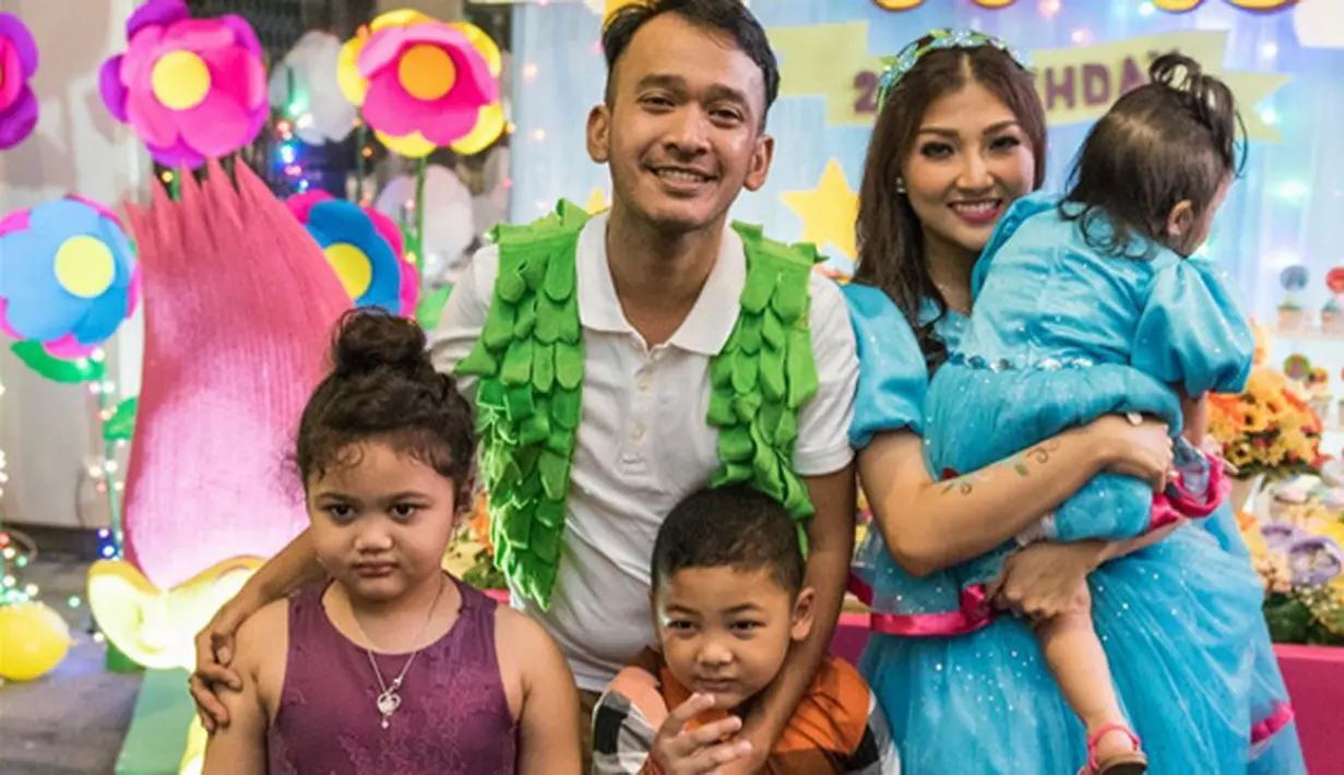 Suasana panik saat perayaan ulang tahun putri Ruben Onsu dan Sarwendah. Pasalnya, dalam waktu bersamaan, sahabat Ruben meninggal dunia. Kejadian tak terencana itu hampir saja membuat gagal acara yang sudah direncanakan. (Instagram/sarwendah29)