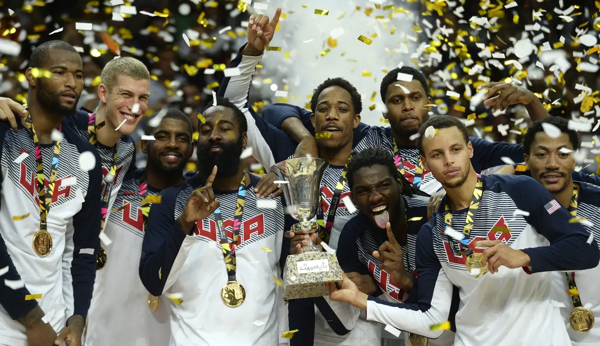 Selebrasi Tim Bola Basket Amerika Serikat dengan trofi juara setelah mengalahkan Serbia pada laga final Piala Dunia Bola Basket FIBA 2014 di Palacio de los Deportes, Madrid (14/9/2014). Amerika Serikat juga tercatat telah mengoleksi 5 trofi juara pada ajang Piala Dunia Bola Basket FIBA. Kelimanya diraih pada edisi 1954, 1986, 1994, 2010 dan 2014. Amerika Serikat juga akan berlaga pada Piala Dunia Bola Basket FIBA 2023. (AFP/Gerard Julien)