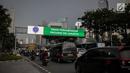Sejumlah kendaraan melintasi rambu elektronik yang berada di Jalan Sudirman, Jakarta, Kamis (28/3). Rambu elektronik tersebut berfungsi sebagai media informasi untuk pengguna jalan. (Liputan6.com/Faizal Fanani)