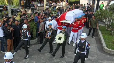 Prajurit TNI mengusung peti jenazah almarhum Wakil Presiden ke-9 RI, Hamzah Haz saat prosesi pemakaman di kompleks Yayasan Al-Ikhlas, Desa Jogjogan, Cisarua, Kabupaten Bogor, Rabu (24/7/2024). (merdeka.com/Arie Basuki)