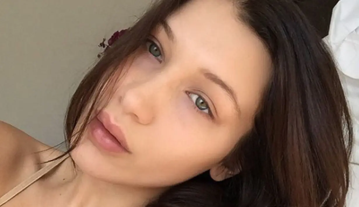 Meski selalu tampil full makeup, Bella Hadid juga bisa pamer wajah bare-faced loh! (instagram/bellahadid)