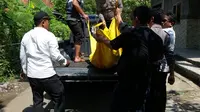 Keluarga takut mendekati penjual donat yang bunuh diri itu karena ia mengacungkan obeng dan membawa gergaji. (Liputan6.com/Panji Prayitno)