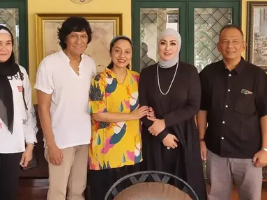 Angelina Sondakh membagikan momen bertakziah ke rumah duka Marissa Haque. Di sana ia disambut oleh keluarga Ikang Fawzi, termasuk putri mendiang yaitu Bella Fawzi. Dalam foto ini, tampak Ikang yang sudah bisa tersenyum setelah kemarin menangis tanpa henti atas kepergian sang istri. (Liputan6.com/IG/@angelinasondakh09)