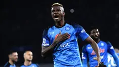 Pemain Napoli, Victor Osimhen merayakan gol pada laga lanjutan Liga Italia 2022/2023 melawan Atalanta pada di Diego-Maradona Stadium, Naples, 11 Maret 2023. Performa Oshimen bersama Napoli sangat cemerlang musim ini. Ia telah mencetak 21 gol dan 5 assist dari 23 pertandingan di Serie A. Pemain asal Nigeria tersebut juga menjadi kunci penampilan Il Partenopei yang kini memuncaki klasemen Liga Italia 2022/2023. (AFP/Filippo Monteforte)