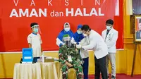 Danrem Wira Bima Bukit Barisan Brigjen TNI M Syech Ismed disuntik vaksin Covid-19. (Liputan6.com/M Syukur)