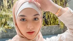 Memiliki pars cantik, sejak emmutuskan untuk berhijab Citra Kirana kerap bagikan OOTD-nya di Instagram. Seperti saat ia memakai hijab berwarna beige serta kemeja senada, membuatnya tampil anggun.(Liputan6.com/IG/@citraciki)