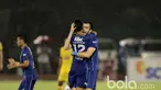 Pemain Persib Bandung, Vujovic mencetak gol ke gawang Mitra Kukar h di Stadion Manahan, Solo. Jumat (25/2/2017). (Bola.com/Nicklas Hanoatubun)