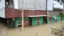  Warga menunggu banjir surut di kawasan Cawang, Jakarta, Selasa (21/2). Akibat curah hujan yang tinggi sejumlah pemukiman di bantaran Ciliwung kelurahan Cawang dan Rawajati terendam banjir. (Liputan6.com/Yoppy Renato)