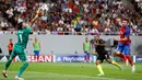 Kiper Steaua Bucharest, Florin Nita menghalau bola sepakan Raheem Sterling dalam play-off pertama Liga Champions melawan Manchester City di Arena Nationala, Selasa (16/8). Steaua Bucharest harus mengakui keunggulan Man City dengan skor 5-0. (REUTERS)