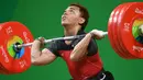 Eko Yuli Irawan meraih medali perak setelah membukukan total angkatan 312 kg (142 kg Snatch dan 170 kg Clean dan Jerk). (AFP/Goh Chai Hin)