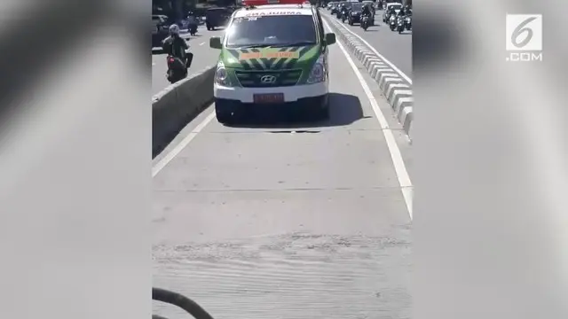 Akibatnya sebuah bus transjakarta tak dapat melintas dan diminta mundur usai ambulans nekat melawan arus ke jalur transjakarta.
