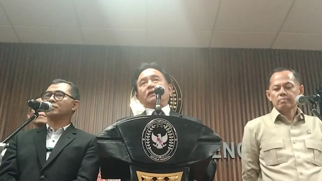 Menteri Koordinator Bidang Hukum, HAM, Imigrasi, dan Pemasyarakatan Yusril Ihza Mahendra saat menjawab pertanyaan wartawan di Kantornya. (Liputan6/Uliyanti Mahyani)